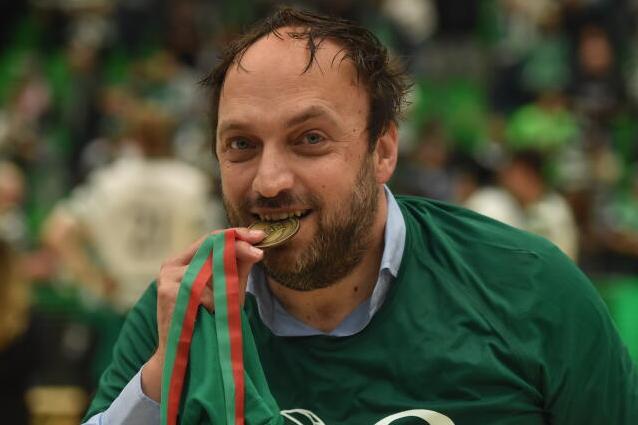 João Coelho prova o sabor do bicampeonato     Fotografia Miguel Nunes/A BOLA