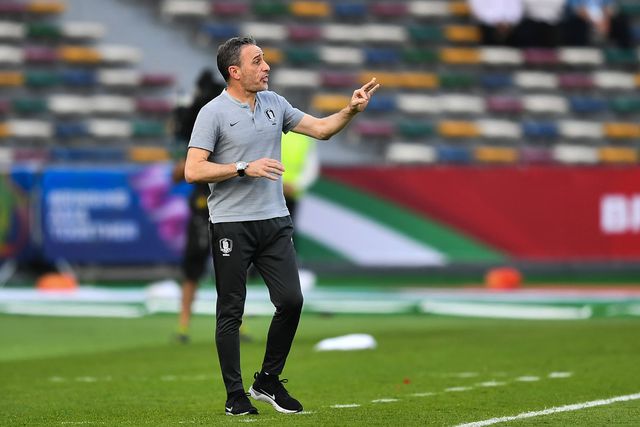 Emirados Árabes Unidos, de Paulo Bento, goleiam com estilo