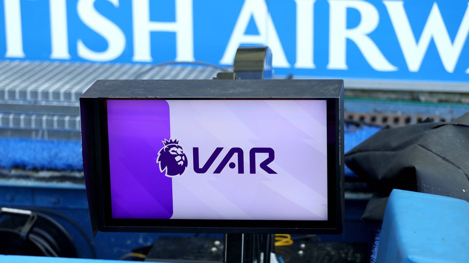 Clubes da Premier League votam a favor da continuidade do VAR