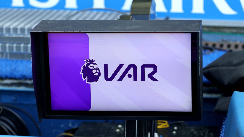 Clubes da Premier League votam a favor da continuidade do VAR