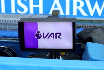 Clubes da Premier League votam a favor da continuidade do VAR