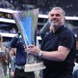 Ange Postecoglou com o troféu da Europa League