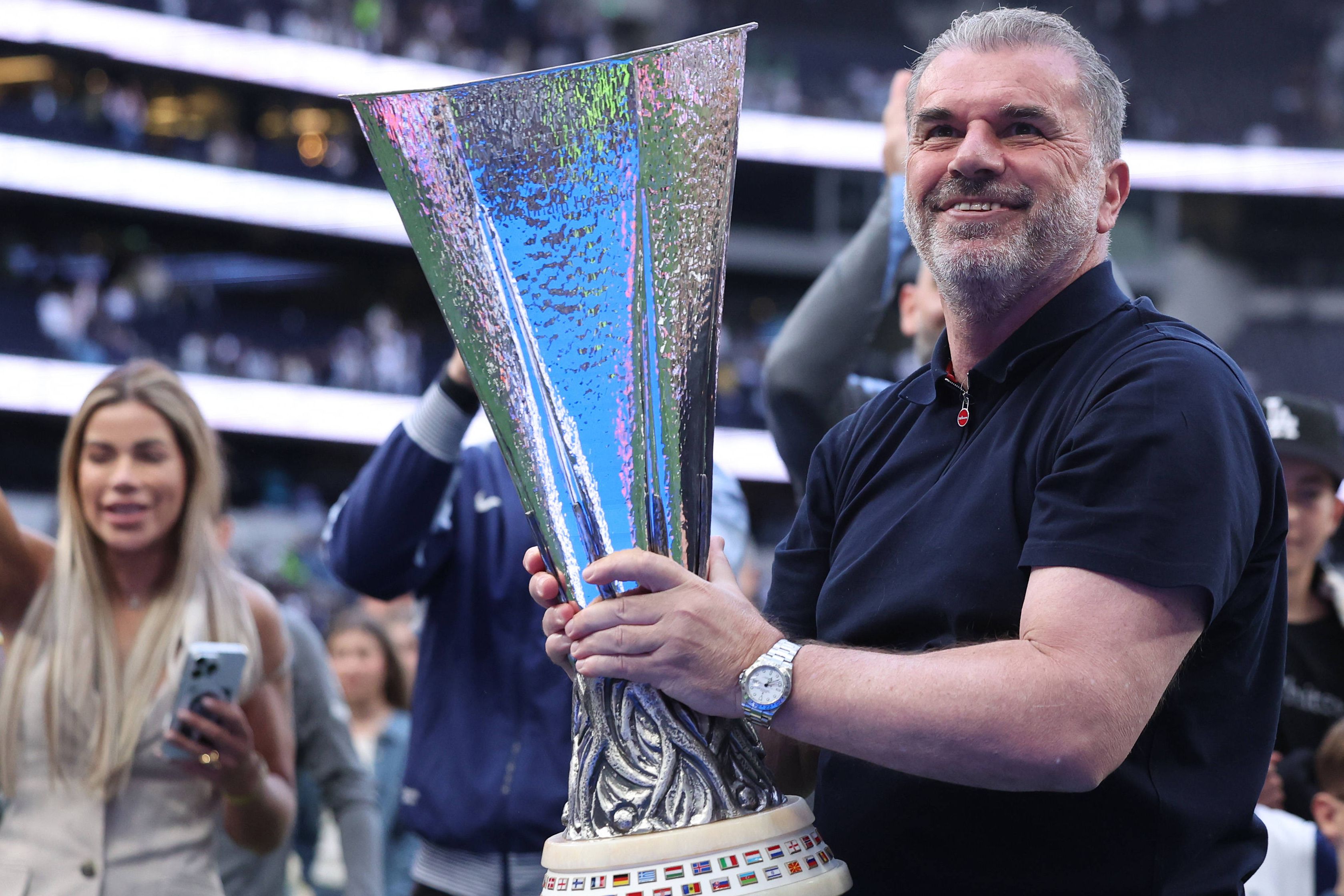 Ange Postecoglou com o troféu da Europa League