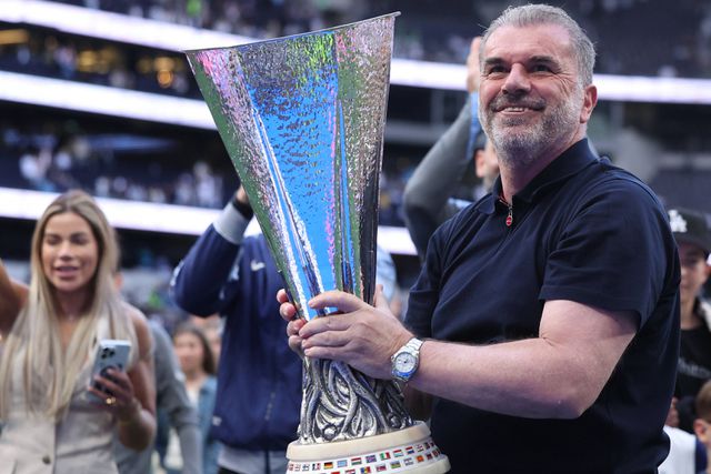 Ange Postecoglou com o troféu da Europa League