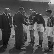 Bert Trautmann cumprimenta o Príncipe Filipe, Duque de Edimburgo, na final da Taça de Inglaterra de 1956, entre Man. City e Birmingham (3-1) - IMAGO