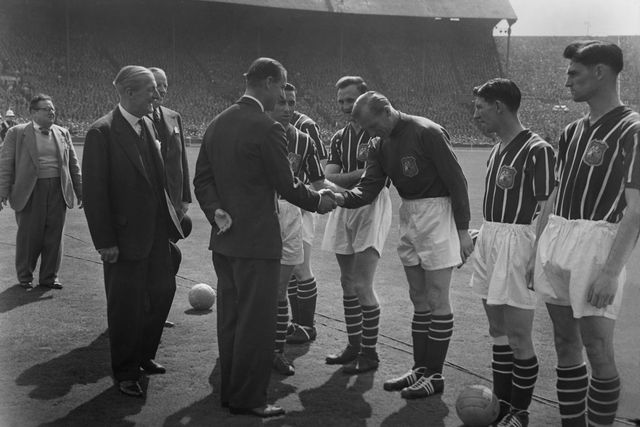 Bert Trautmann cumprimenta o Príncipe Filipe, Duque de Edimburgo, na final da Taça de Inglaterra de 1956, entre Man. City e Birmingham (3-1) - IMAGO