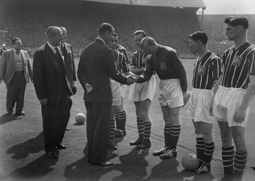 Bert Trautmann cumprimenta o Príncipe Filipe, Duque de Edimburgo, na final da Taça de Inglaterra de 1956, entre Man. City e Birmingham (3-1) - IMAGO