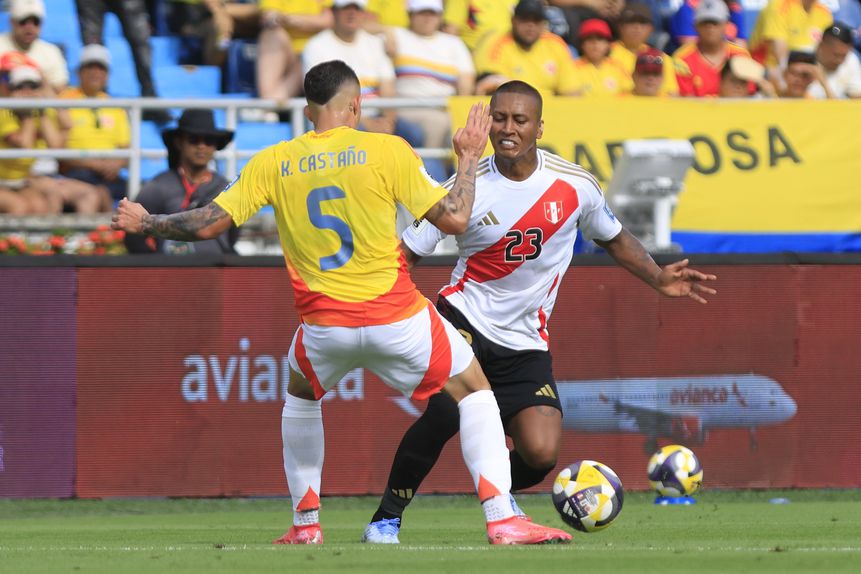 Kevin Castano e Pedro Aquino disputam bola