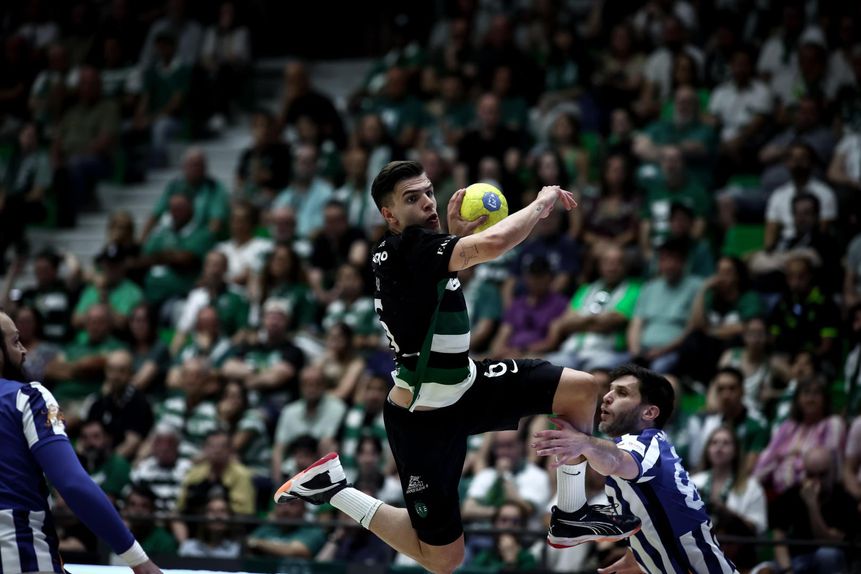 Kiko Costa, do Sporting, tenta mais uma entrada aos seis metros no último jogo do campeonato frente ao FC Porto. Neste sábado, 7 de junho, os dois clubes medem forças na final da Taça de Portugal
