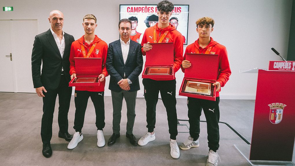 António Salvador e Hugo Vieira saudaram os três bracarenses que ajudaram Portugal a chegar ao título (Foto: SC Braga)