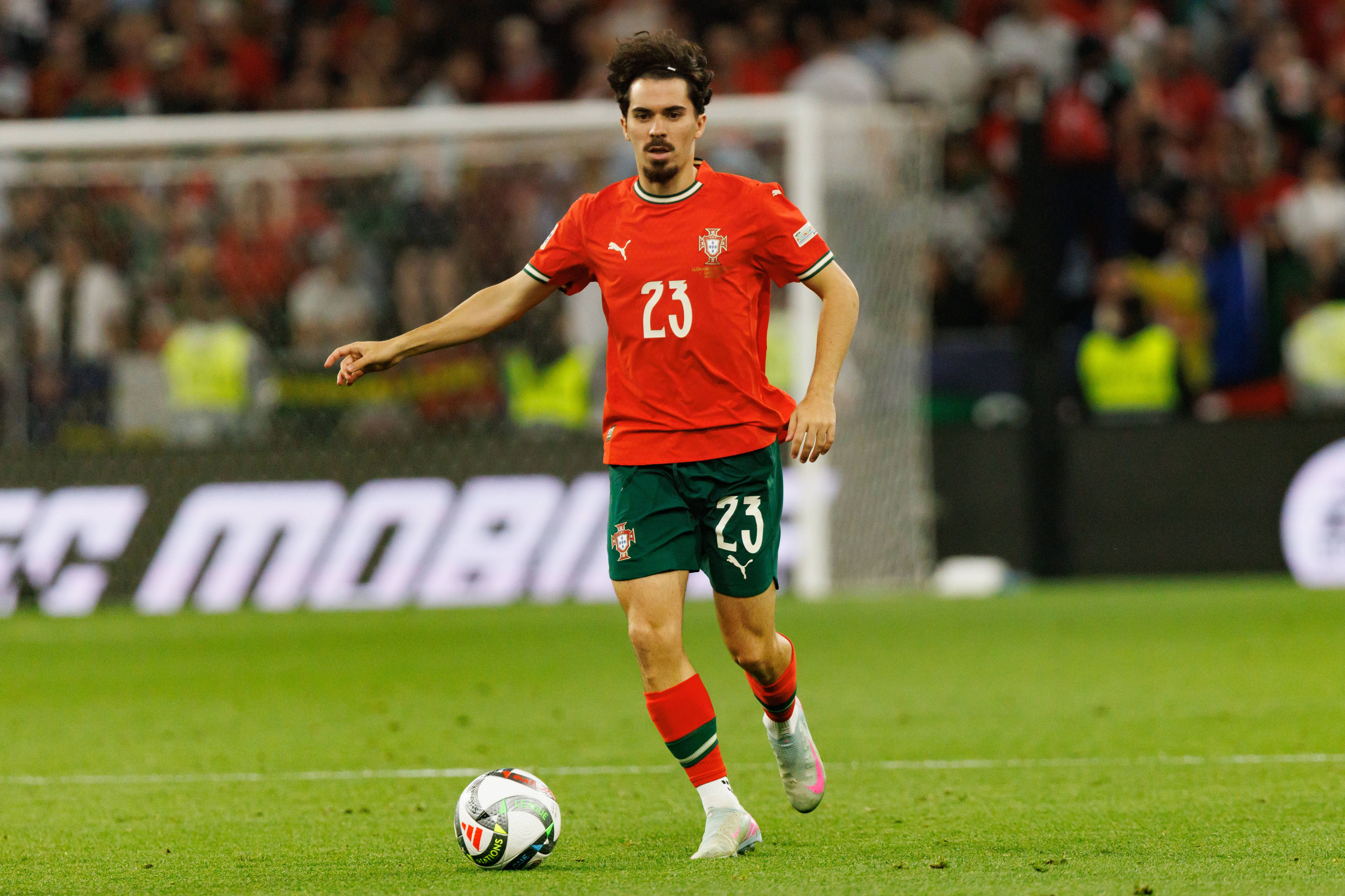 Vitinha, médio de 25 anos do PSG e da Seleção Nacional (Foto: Maciej Rogowski/IMAGO)