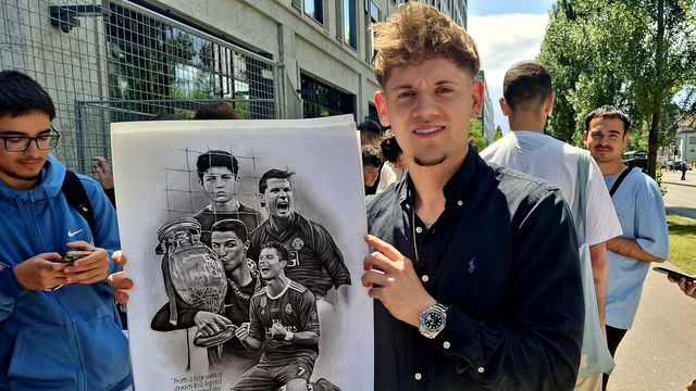 Há adeptos 'estacionados' há três dias à porta do hotel da Seleção em Munique!