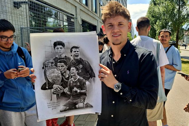 Há adeptos 'estacionados' há três dias à porta do hotel da Seleção em Munique!