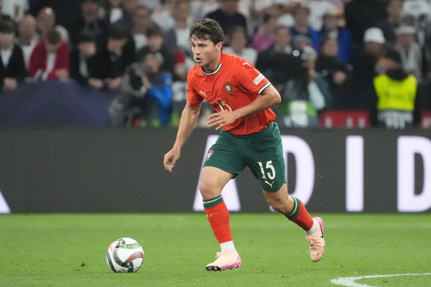 João Neves, médio de Portugal, em ação diante da Alemanha