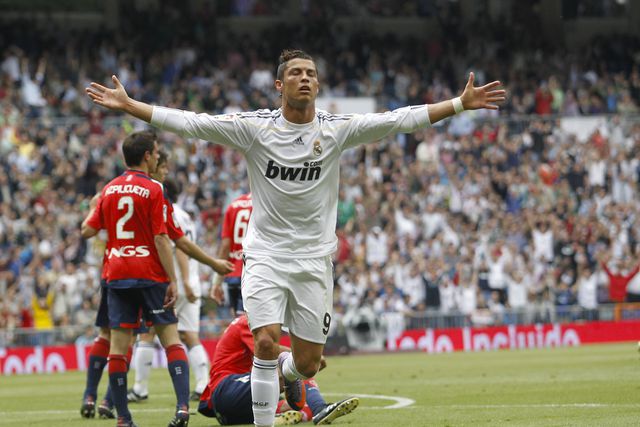 Real Madrid revela nova camisola inspirada no ano de estreia de Ronaldo