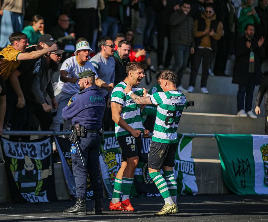 Pedro Martelo e Diogo Ribeiro festejam golo junto dos adeptos do Leça (Foto Pedro Martelo/Instagram)