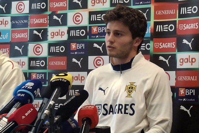 João Neves, médio de Portugal