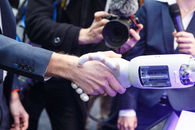 Imagem de um aperto de mão entre um ser humano e um robot