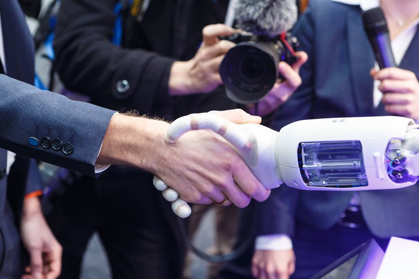 Imagem de um aperto de mão entre um ser humano e um robot