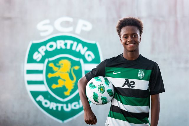 Sporting: David Makinde assina contrato
