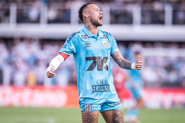 Neymar, avançado brasileiro, mostra-se, durante um jogo do Santos, incrédulo após lance mal finalizado pelo próprio