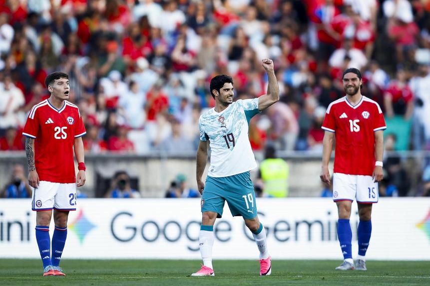 Gonçalo Guedes celebra o primeiro golo de Portugal ao Chile