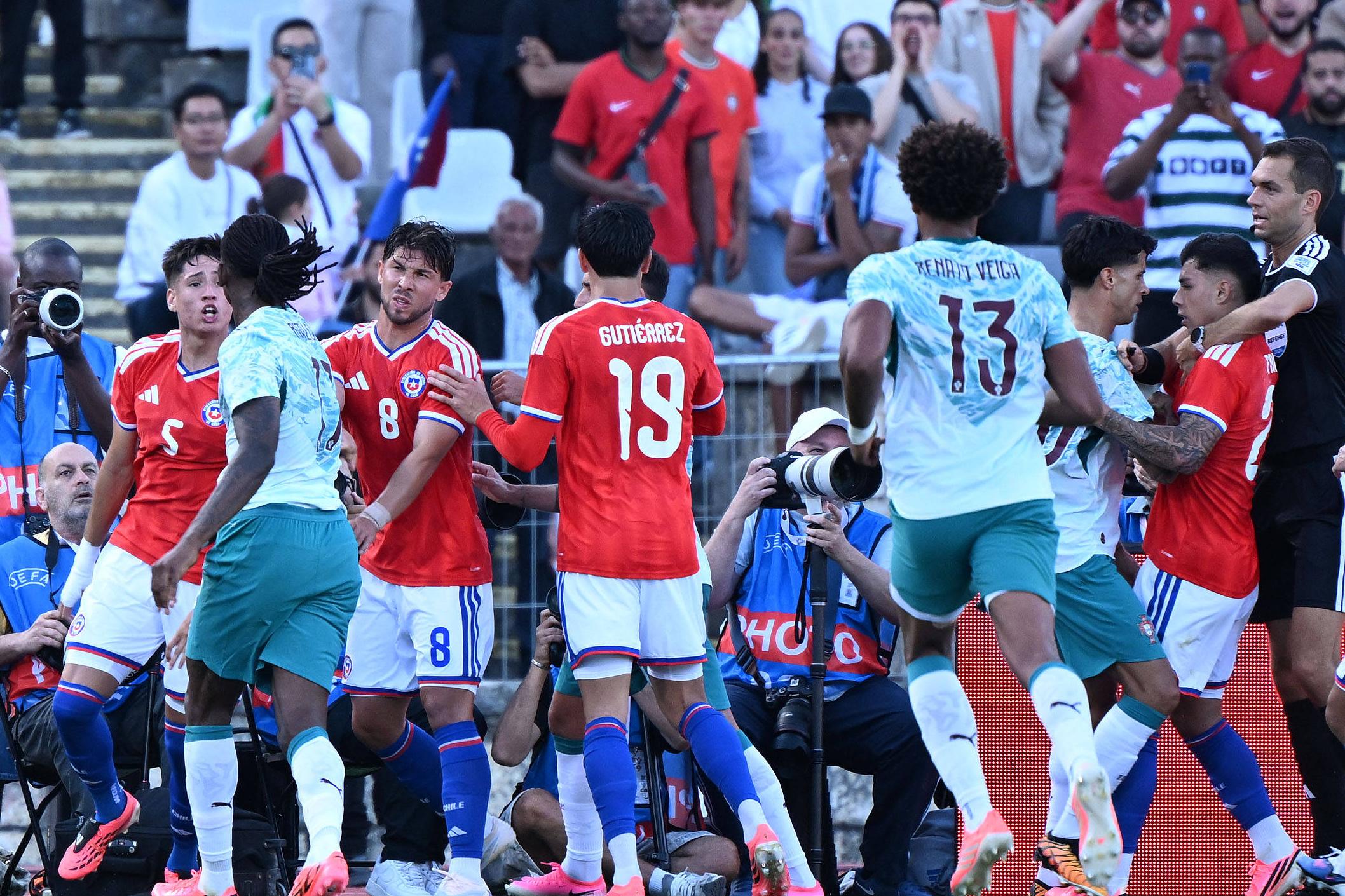 Rafael Leão e Iván Román expulsos após confusão