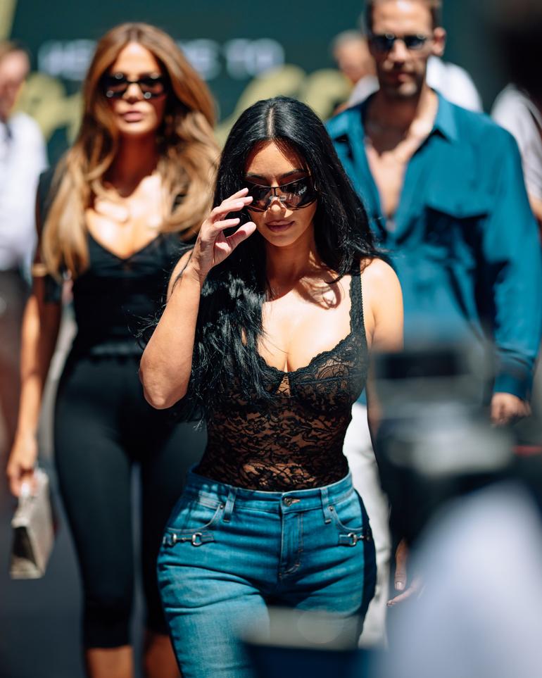 Kim Kardashian no Mónaco a convite de Lewis Hamilton - foto: X/F1
