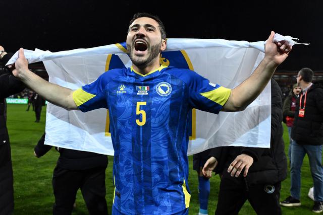 Kolasinac festeja o apuramento da Bósnia para o Mundial 2026