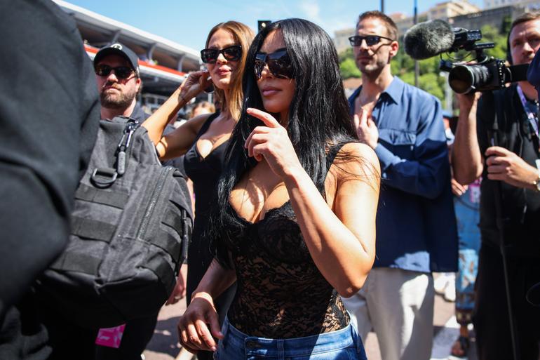Kim Kardashian no Mónaco, com a irmã Khloé, a convite de Lewis Hamilton - foto: Imago