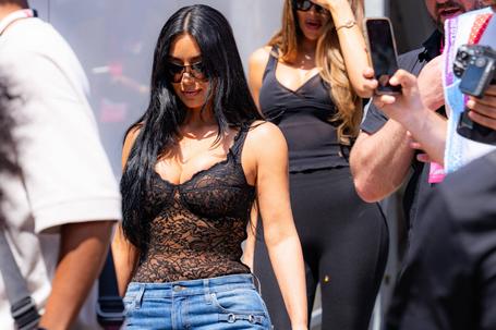 Kim Kardashian no Mónaco, com a irmã Khloé, a convite de Lewis Hamilton - foto: Imago