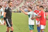 Bernardo Silva confronta o árbitro após a expulsão de Rafael Leão no jogo com o Chile - Foto: Miguel Nunes