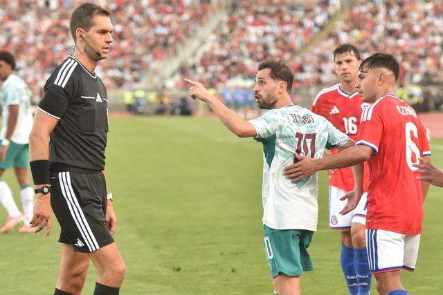 Bernardo Silva confronta o árbitro após a expulsão de Rafael Leão no jogo com o Chile - Foto: Miguel Nunes