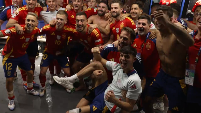 Espanha: Pedri levado ao colo para a foto dos vencedores