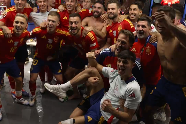 Espanha: Pedri levado ao colo para a foto dos vencedores