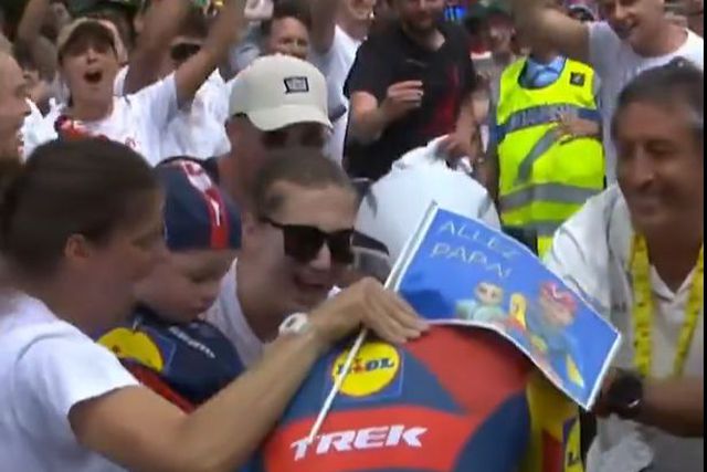 Parou durante o contrarrelógio para beijar a mulher e pagou multa, mas não se importa