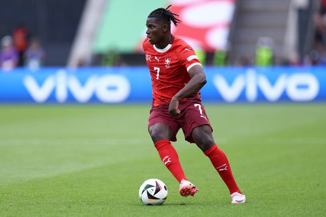 Fez uma festa ilegal e escondeu-se da polícia numa banheira