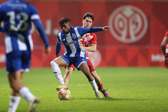 Barcelona perto de levar Cardoso Varela