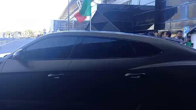 Rafael Leão à saída do aeroporto