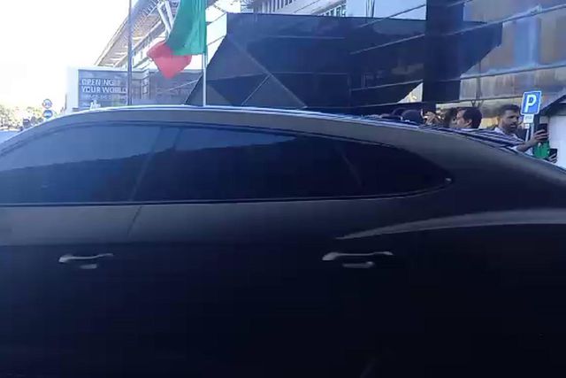 Rafael Leão à saída do aeroporto