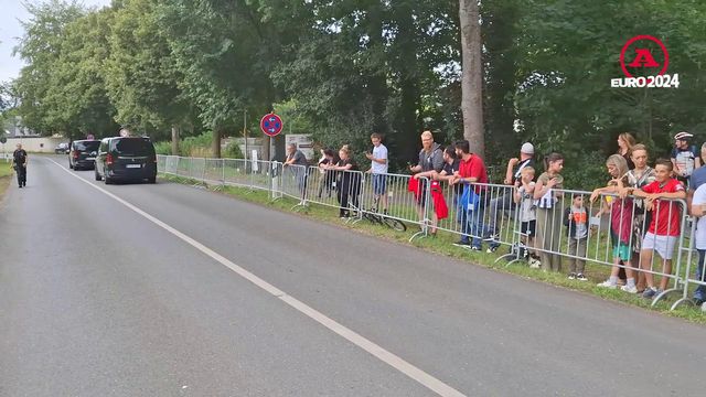 Adeptos reúnem-se à porta do hotel para ver jogadores uma última vez