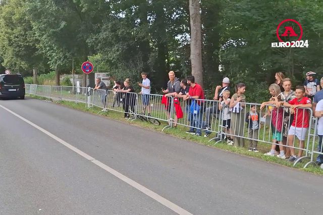 Adeptos reúnem-se à porta do hotel para ver jogadores uma última vez