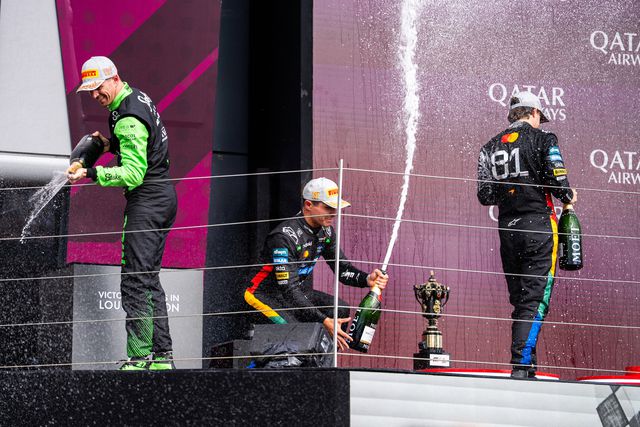 Lando Norris a abrir a garrafa de champanhe à sua maneira