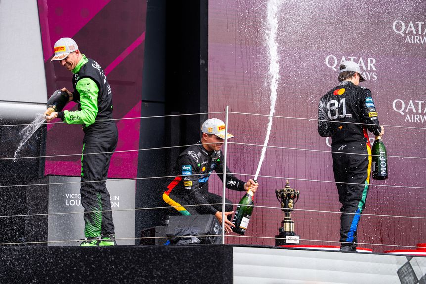 Lando Norris a abrir a garrafa de champanhe à sua maneira