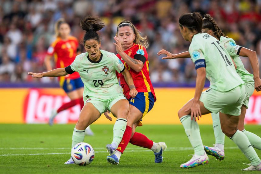 Beatriz Fonseca muito pressionada por Clàudia Pina, no Portugal-Espanha no Euro-2025