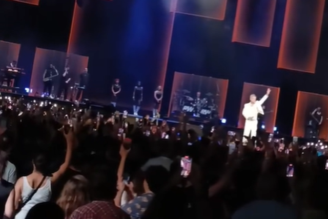 Robbie Williams prestou tributo a Diogo Jota num concerto em Barcelona