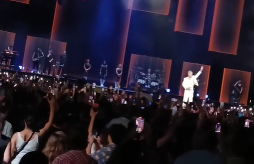 Robbie Williams prestou tributo a Diogo Jota num concerto em Barcelona