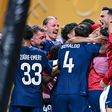 Jogadores do PSG a celebrarem o segundo golo, de Dembélé