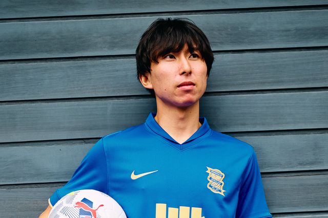 Fujimoto com a nova camisola do Birmingham