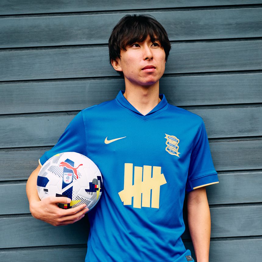 Fujimoto com a nova camisola do Birmingham